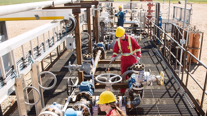 Specialist NDT efectuând măsurători pe echipamente CCUS